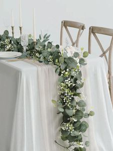 Fiori decorativi 1pc foglie di eucalipto artificiale verde ghirlanda pianta finta viti primaverili con bacche bianche per la decorazione della festa a casa di nozze