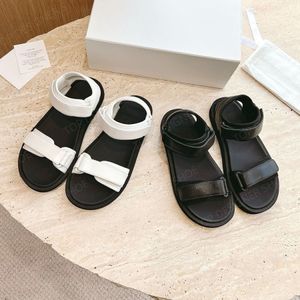 a linha sandália plana desliza confortável simples couro casual sapatos planos sandália designer de luxo para mulheres calçados de fábrica preto branco com caixa