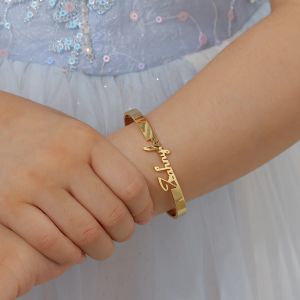 Armband Qitian Personligt anpassat namn Armband Födelsedagsgåvor Barnnamn Manschett Bangle Gold Rostfritt stål Juvelry julklappar