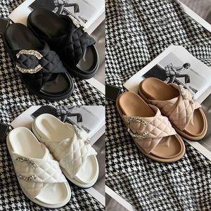 Cross Flat Mules Crystal Buckle Slippers Summer Beach Shoes Women Quilted Designer Sandaler Rum Komfortlidning på avslappnade lyxskor Läder Mokasiner Flip Flops