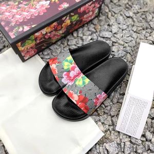 Kauçuk Terlik Sandal Erkekler Kadınlar Slayt Lüks Tasarımcı Boyutu: 35-46 Açık havada Seyahat Moda Katırları Sandale Düz Yaz Plaj Kaydırıcıları Günlük Ayakkabılar Havuz Terlikleri