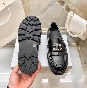 Tasarımcı Loafers Kadınlar Elbise Ayakkabı Klasik Püskül Muller Ayakkabı Bahar Sonbahar Ayakkabı Moda Kalın Tutulmuş Somunlar Yüksek Kaliteli İş Resmi Ayakkabı