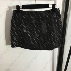 Abito corto di moda di lusso Set gonna firmata Abbigliamento donna Strass Lettera impreziosita Pantaloni di sicurezza Fodera Mezze gonne avvolgenti per fianchi ultracorte