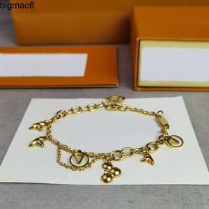 kvinnors juvelery liten blomma armband designer armband rosa bokstav kristall pläterad guld charm lvi armband luxe modesmyckesdesigner armband kvinnor gåva