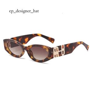 Designer Miuity Miu Solglasögon Personlighet Mirror Leg Metal Stor bokstav Design Multicolor Brand Miui Glasses Factory Outlet Promotional 9518