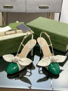 Sandaler söt blandad färg båge 2024 kvinnors skor spänne rem rem miiddle tunn klack våren rund tå fest