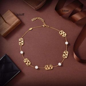 New Top Quality Lock Pendants Fashion Simple V Necklaces Classic Style Designer Lies Jewelry Ah1a