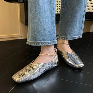 Sapatos de vestido primavera / outono mulheres bombas de couro genuíno para dedo do pé quadrado macio salto baixo ouro deslizamento plissado