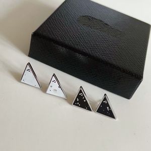 Original Tri-ângulo símbolo designer preto branco P stud mulheres homens carta logotipo gravar brincos pendurados meninas menino festa de casamento jóias s925 prata 316L aço inoxidável