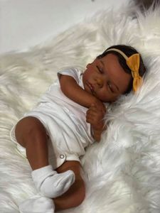 19 cali Afroamerykańska lalka Roma Black Skin Reborn Baby Urodzony z zakorzenionym ręcznie robotonym prezentem zabawkowym dla dziewcząt 240119