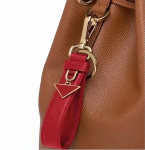 Designer läder metall nyckelringar märke nyckelkedjor modeväska hänge för charm kvinnor bil nyckelkedja prad keyring för eleganta män bästa gåvor