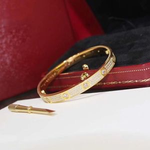 Love Series Högkvalitativa europeiska storlekar Diamants Bangle Manufacturer Wholer 2022 Ny designer 18K mässing Gilded Retro Clas188i