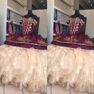 2022 Mexikanska broderade Quinceanera -klänningar Bourgogne Champagne Ball Gown Ruffles Off Shoulder Prom Sweet 16 Dress Charro290b