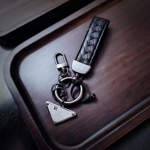 Nytt lyxmärke nyckelringar modeväska hänge för charm män kvinnor bil nyckel kedja prad keyring designer läder metall nyckelchain mycket trevliga älskare nyckelchains tillbehör