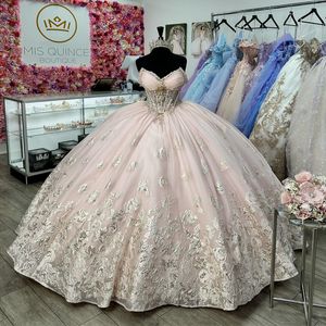 Великолепное розовое бальное платье Платья Quinceanera с блестками с открытыми плечами и золотыми аппликациями из кружевных бусин Пром платья с скользящим шлейфом Тюль Sweet 15