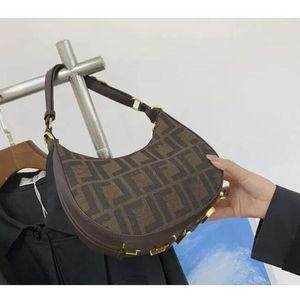 2024 Ny modehandväska kvinnors crossbody väska lyx design bärbar underarm tygväska handväska en axel sned kropp messenger väska