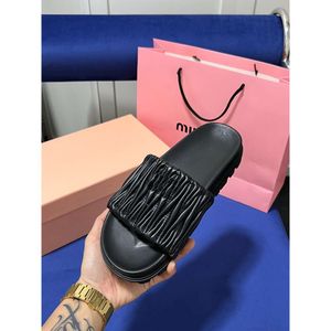 Designerskor Sandaler MIU: s plana botten veckade flip flops för kvinnor på sommaren av avslappnad ytterkläder fashionabla mångsidiga tofflor