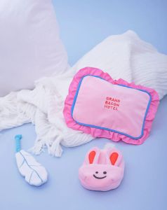 Toys Ins New Hotel Pillow Pink Bunny Slippers Voice Fun Dog Interactive Toy Pet Lunda Toys Set Dog Accessories Objekt Katt Tillbehör