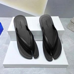 الموضة maisons tabi flip flops slippers الصيف النسائي مصمم فاخر مصمم صندل شقة