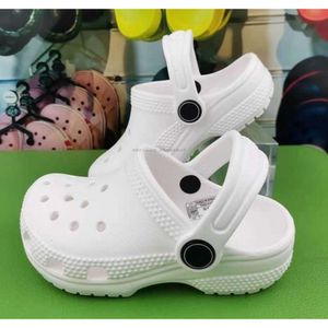 Barn flip flop tofflor designer småbarn sandaler hål toffel clog pojkar flickor strandskor spädbarn baby casual sommar ungdom barn glider ljus trädgårdsskor y1