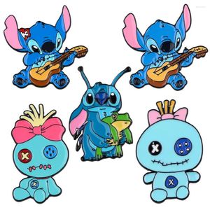 Brosches YQ536 Stitch and Doll Emalj Pin Blue Alien Brosch Carty Anpassad märke för ryggsäck Cap Jeans Skjorta LAPEL SMEEDDE