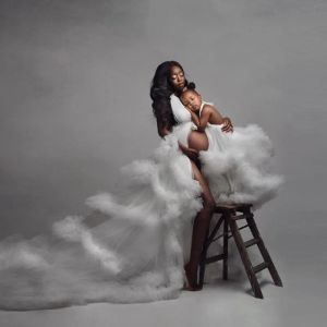 Elegante abito in tulle con volant bianco per madre e figlia abito lungo pieghettato a strati servizio fotografico per donne abiti premaman in tulle personalizzati