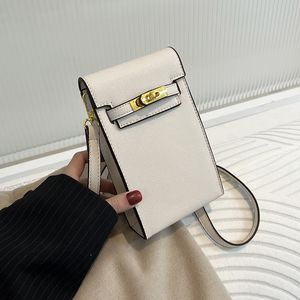 Doku Kadın Çantası İlkbahar/Yaz Modaya uygun ve şık retro crossbody çanta çok yönlü bir omuz telefon çantası