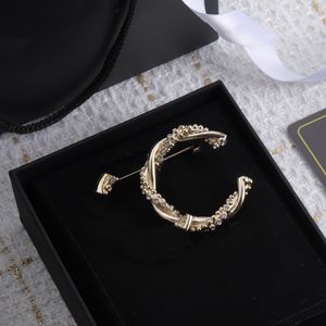 FAHSION LETTER GUDBROOCH PINS BROOCHES STREK DESIGN Luxury Brosch för Wild Christmas Gift Brosches Accessories Supply