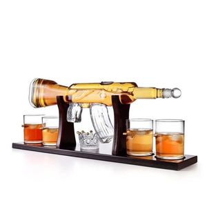 Uso doméstico alta borosilicato bebida ware vinho decanter arma forma garrafa de vidro uísque conjunto com bandeja de madeira e copo bala isvlo245s