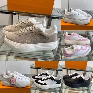 Platforma platformy Plateau Groovy Sneakers wykonano miękkie zamszowe cielęce wyróżniające się wytłoczony wzór koronkowy wykończenie ponadwymiarowe kultowe kwiat