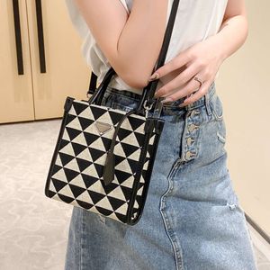 Triângulo xadrez mini bolsa tote, nova 2022 lona feminina pequena, high-end killer 2024 novo design moda 78% de desconto na loja atacado