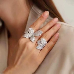 Pierścienie zespołowe Nowe modne przesadne pierścionki zaręczynowe dla kobiet duże kwiat motyla AAA Cubic Cyrronia Bride Piękna biżuteria Prezent 240125