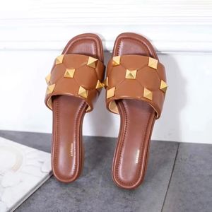 Designer de luxo Slide Couro Casual Sapato Caminhada rebite saltos de feminina Sliders para fora do ar livre praia de chinelos de verão 2024 Novo sandália Glat Gift Mula Viagem Walk Sandale