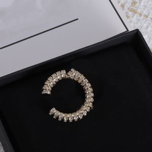 Spilla in oro alla moda Spille di alta qualità Design Spilla di lusso per spille regalo Fornitura di accessori