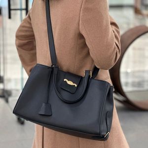 여자 디자이너 가방 가을과 겨울 새로운 승리 핸드백 싱글 숄더 크로스 바디 대용량 통근자 가방
