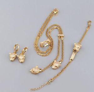 2024 Hiphop Nuovo anello leopardo dagli occhi verdi Rame placcato oro 18 carati Micro set di gioielli Bracciale zircone Orecchini Collana Regalo di compleanno Coppia Accessori donna