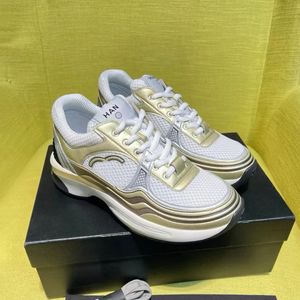 2024 Yeni Sıradan Ayakkabı Kumaş Süet Luxurys Calfskin Lamine Beyaz Gümüş Tasarımcı İlkbahar ve Sonbahar Eğitmeni Popüler Kanal Lady Store Dantel Upshoe Platform Sneaker