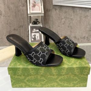 Designer Heel Slide Woman Sandal Black Crystal Mesh Kitten klackar Sliders Slipper House Fashion Flat Mule Lady Casual Summer Beach Sandals