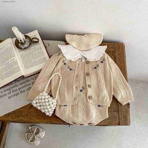 Set di abbigliamento INS2023 Autunno Baby Girl 2 pezzi Set di vestiti in cotone lavorato a maglia ricamo fiore cavo cappotto bretella pagliaccetto vestito bambina maglione