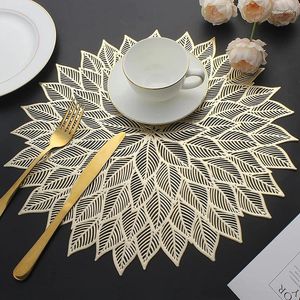 Tischsets 6/4PCS Golden Leaf Tischsets Moderne Restaurant Hohl Dekoration PVC Mahlzeit Matte Anti-Esszimmer Steak Platte pad