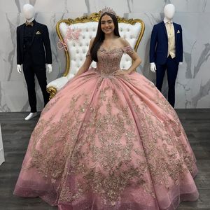 ラグジュアリーピンクオフショルダーボールガウンQuinceaneraドレスVestidos de 15ゴールドレースアップリケビーズガールズスウィート16バースデーパーティーウェア