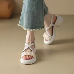 Sandálias classe chaussures femme fivela cinta mulheres sapatos plissados banda concisa zapatos mujer bombas de verão chunky salto zapatillas