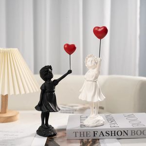 Nordic Banksy Flying Balloon Girl Statue Ornament Home Decor Modern Art Harts Figurskulptur vardagsrum Diskdekoration 240123