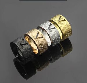 Hiphop novo projetado jóias de aço titânio v carta monograma brilhante largo diamante anel mulheres homens anéis de casamento designer jóias punk presente