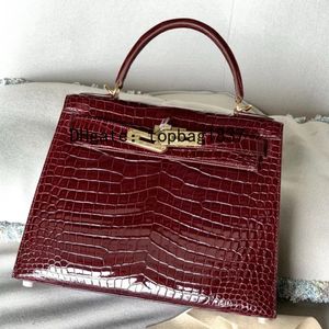 Alle handgefertigten Luxus-Tragetaschen für Damen, Mündungskrokodil, 28 cm, rotes echtes Krokodilleder. Andere Damentaschen individuell gestaltet. Speziell angepasste Modell-Designertasche mit Box