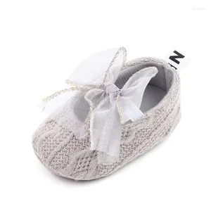 Primeiros caminhantes infantil bebê meninas princesa apartamentos com sola macia antiderrapante malha doce berço sapatos mary jane