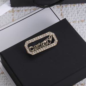 Fahsion Lettera Spilla Spille Spille Design a strisce Spilla di lusso per spille regalo di Natale selvaggio Fornitura di accessori