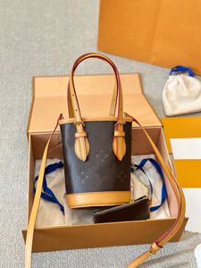 24SS Womens Luxury Designer New Cowhide Mini Bucket Bag Handbag Crossbody med två axelremmar Remmen är justerbar liten och söt 17 cm