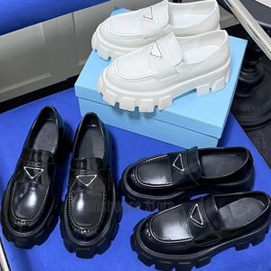 Designer loafers skor män kvinnor mjuk kohud plattform sneakers tjock botten sko p gummi svart glänsande läder chunky rund huvud sneaker triangel