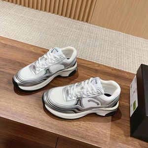 Spor Sneaker Luxury Run Sunny Womens 10a Üst kaliteli düz gündelik ayakkabılar tenis yürüyüşü orijinal deri vintage eğitmen tuval kauçuk açık havada ayakkabı kumaş süet erkek tasarımcılar